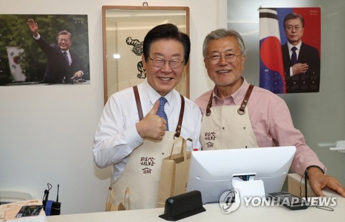 이재명 더불어민주당 대표가 지난 5월 10일 경남 양산시 하북면 평산책방에서 책을 구매한 후 문재인 전 대통령과 기념 촬영하고 있다. [공동취재]